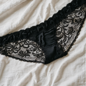 view (21) Brukte truser – svart blondetruse på laken